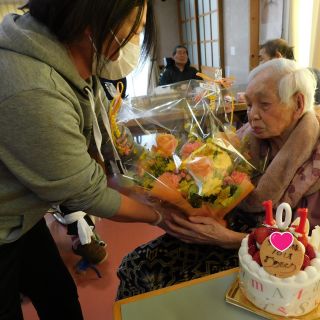 101歳になられた
入居者様の誕生日会を行いました😍

理事長とも記念撮影📸

これからも
快適な生活になりますよう、職員一同力を合わせてまいります！！

＃特養＃社会福祉法人＃お誕生日＃日々の暮らし