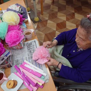 入居者様にお手伝い頂きながら
秋祭りの準備中😊

ちょっぴり
当日のお天気が心配です😓