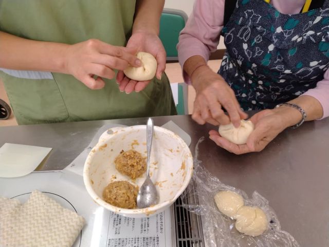 🌱
肉まんじゅう作り教室です🥟🥡

お肉と野菜たっぷりの肉まんを、皮から手作りしました。

形はそれぞれですが、おいしそうに出来上がりました😋

#運動特化型デイサービス #デイサービス
#グッドエイジクラブ宇都宮 #グッドエイジ
#肉まん　#教室