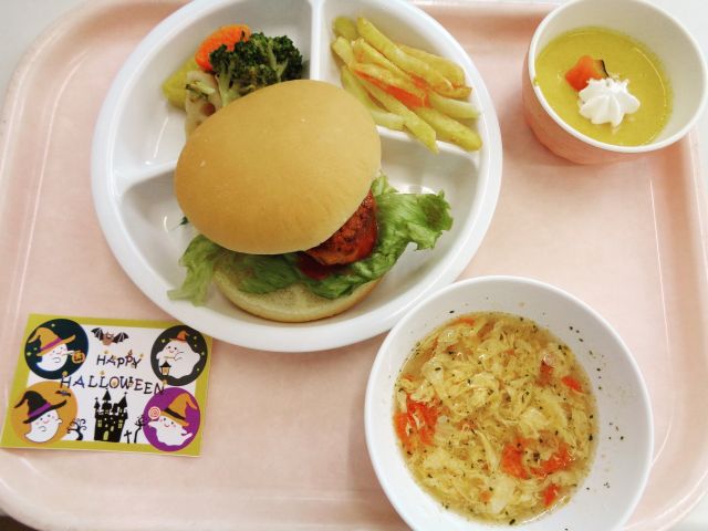 🍔お楽しみ食🍟

10/31は🎃ハロウィンですね。
保育園では1日早くハロウィンの「お楽しみ食」をいただきました😊
ハロウィンのカードもあり、お子さま達は大喜びでした✨

#グッドチャイルド保育園　
#グッドチャイルド　#保育園
#宇都宮　#宇都宮保育園
#保育園製作　#園児募集　
#保育園探し
#保育園見学受付中
#保育園受け入れ状況
#子育てサロン
#保育園行事
#ハロウィン