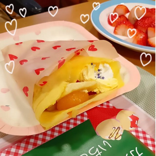 木洩れ日ユニットにて、おやつの時間に
クレープを作りました！！

好きな具材を選んでトッピング🍓🍊🍌🍑🍫
どれがいいかな。。とニコニコしながら悩まれていました😊

完成を待ちきれず、途中で果物を食べちゃう方もいて、笑いありの楽しいおやつ会でした😆

「わー、すごい！」　「おいしい！」

と、食べる手が止まらない🙌

皆さんあっという間に食べ終えていました✨️

#正恵会
#特別養護老人ホームホームタウンほそや
#ホームタウンほそや
#おやつ会
#手作りクレープ