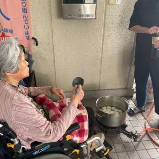 昔よく作った煮卵を再現しよう♪

入居者様が昔よく作った煮卵・・・。

ご近所にも評判で、
どこかに行くときには
たくさん煮て皆に配ったんだよ。
と、
日常の会話の中で聞いていました。

この話を聞くたびに
どんどん
その煮卵が食べたくなってしまい、
企画立案！！

キッコーマン（醤油）とザラメで
3時間煮る。
味は見ながら調節。

と
入居者様の舌と
経験に任せて
調理開始😊

とっても美味しい煮卵が完成しました🥰
ザラメのコクがポイントです！

何より
昔を思い出して
調理されているご様子が
とっても生き生きされて
おられました😍

すてきな時間を
過ごさせていただき
ありがとうございました。

#正恵会#介護老人福祉施設#特養 
#介護って素晴らしい😊 
#思い出の味はやっぱり美味しかった #思い出の料理を再現
