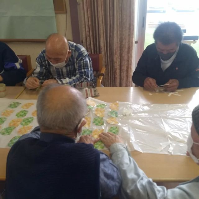 創作活動（鯉のぼり）

季節に合わせた創作活動を行っています
男性の利用者様も真剣に取り組んでいました

#上河内デイサービスセンター
#上デイ
#社会福祉法人
#正恵会
#宇都宮
#福祉
#デイサービス
#創作活動
#鯉のぼり