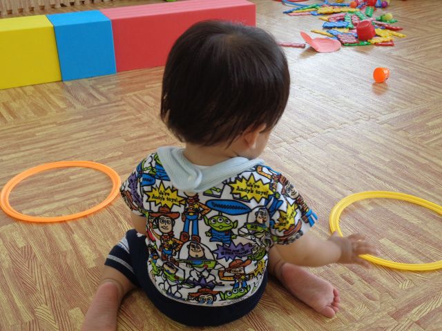 １才児クラスの室内遊びは、
色のついた輪で遊んだり、好きな場所でおもちゃをいっぱい出して遊んだり、大型ブロックの上を歩いたり、思い思いの遊びを楽しんでいます🎵

#グッドチャイルド保育園　
#グッドチャイルド　#保育園
#宇都宮　#宇都宮保育園
#保育園製作　#園児募集　
#保育園探し
#保育園見学受付中
#保育園受け入れ状況
#子育てサロン
#保育園行事