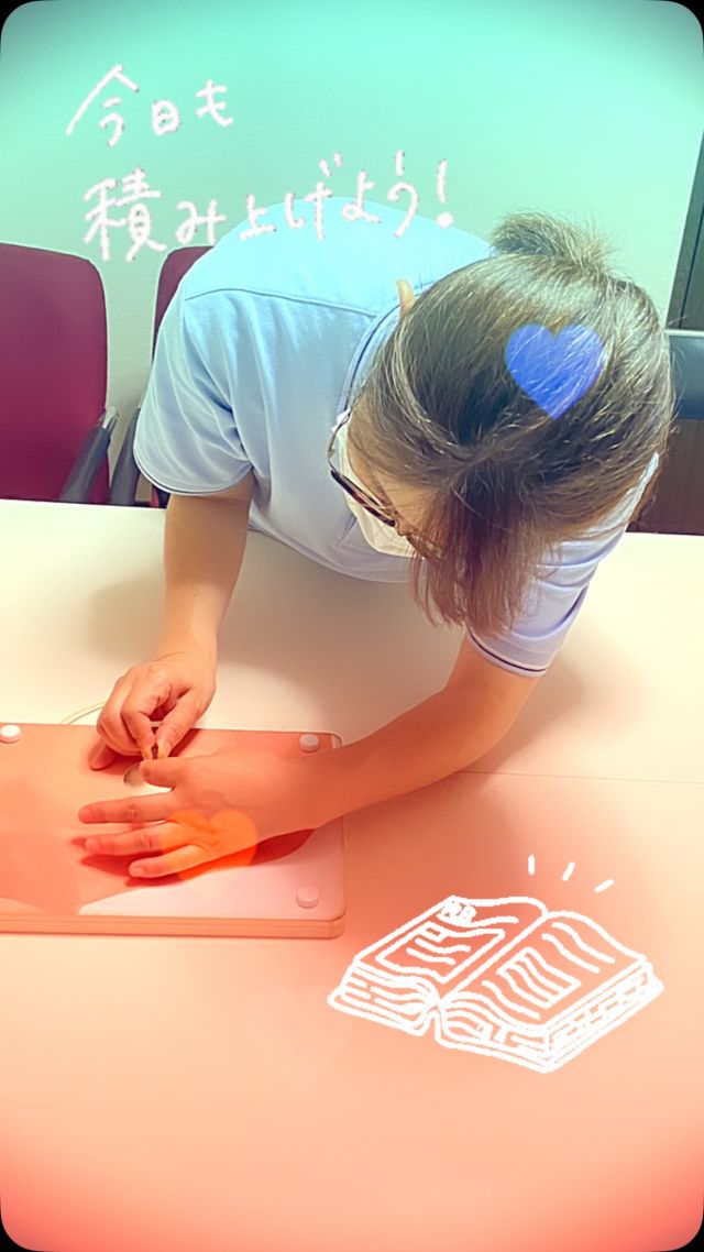 こんにちは🙌訪看青い鳥広報担当です。お気付きの通り、しばらく期間が空いてしまいました🙇‍♀️あちゃー

今回は投稿のネタができたので、久しぶりのログイン、久しぶりの投稿を試みますっ

つい先日CVポートの勉強会を行いました👏!!!
CVポートの基礎知識、メーカーさんの特徴、特徴を把握した上での観察点や管理する上での注意点、デモ機での刺入確認など、改めて勉強させていただきました。基本的な知識は持ち合わせていますが、新しい物が開発され、導入され目まぐるしく変わる医療業界。私たちの知識も日々レベルアップが必要と感じます🧑‍⚕️

看護師は一生勉強！というのは本当のようです🤨
しかしこれも利用者さんやご家族に、在宅で安心して過ごしていただくために必要不可欠なものなのだと感じました。

貴重なお時間を作っていただきました、メーカー様にも感謝です。ありがとうございました。まだまだこれから研修や勉強会を開催しレベルアップして参ります！

インスタもレベルアップして、写真に動きをつけてみました🙌今年は投稿ネタをたくさん考えてるので、お楽しみに..🫶

青い鳥🕊️はこれからも、より良き在宅生活のためのお手伝いと笑顔を届けていきます😍

#正恵会 
#訪問看護 
#勉強会
#CVポート
#まだまだ訪問看護を熱く語りたい