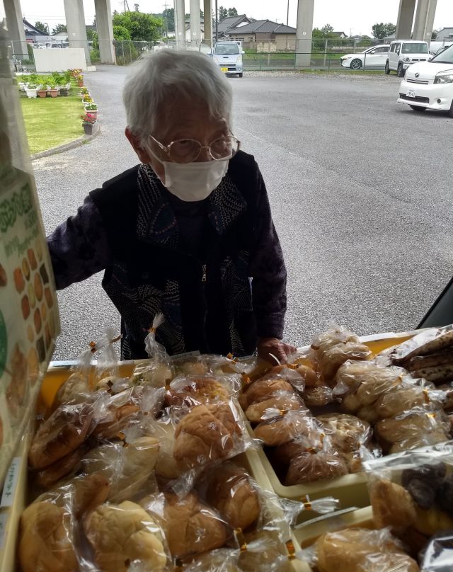 本日は、MELONPAN様によるパンの移動販売の日です。
皆様楽しく、たくさんパンを買うことができました。
MELONPAN様ありがとうございました。

次回は８月８日（金）１２時３０分
の予定となっております。

#上河内デイサービスセンター
#上デイ
#移動販売
#パン
#MELOMPAN