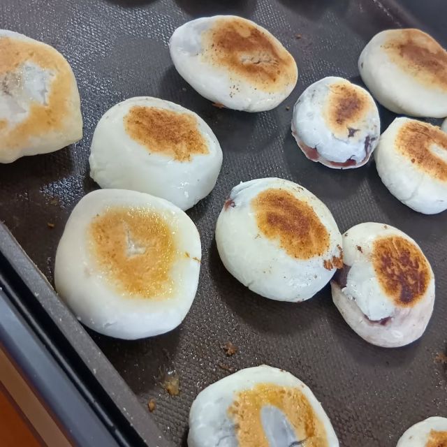 今回の料理クラブは、ミルク焼き餅作り✨️

「今日は何作るの？」
と楽しみにされていました！

あんこを包む時は、みなさん真剣です😆

先生が分かりやすく教えてくださり、とてもおいしいおやつが出来上がりました😋♫

#正恵会
#特別養護老人ホームホームタウンほそや 
#ホームタウンほそや
#手作りおやつ