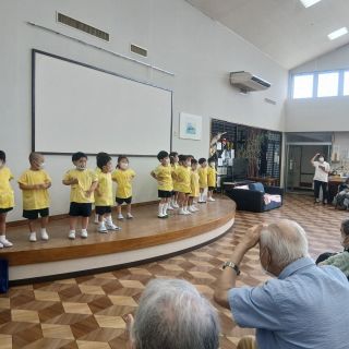 カワイイお客様😍

今日は
作新学院幼稚園より
カワイイお客様の来苑です🥰

歌や踊り、ふれあい遊びをしていただきました😊

たくさんのパワーをいただき、
暑い日を乗り切っていけそうです🤣

癒しとパワーを
しっかりと受け取りました♡

作新学院幼稚園の皆様
ありがとうございました😆

#正恵会 #介護老人福祉施設 #ショートステイ #子どもの笑顔は世界を救う #子どもの笑顔は宝物