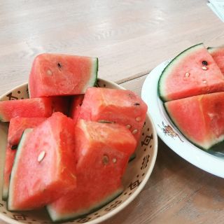 夏といえば「スイカ」！！🍉

皆でスイカを食べて
水分補給！！

これから暑くなる
夏を乗り切ろうと思います😭

＃正恵会 ＃介護老人福祉施設 ＃ショートステイ ＃スイカ大好き ＃水分補給はこまめに