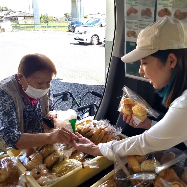 ８月８日
那須塩原市から株式会社MELONPAN様が移動販売に来てくれました😊

たくさんパンを買えてとても喜んでいました

次回は９月１７日１２時３０分頃の予定です

#上河内デイサービスセンター 
#上デイ
#社会福祉法人
#正恵会
#宇都宮市
#那須塩原市
#移動販売
#パン
#MELONPAN