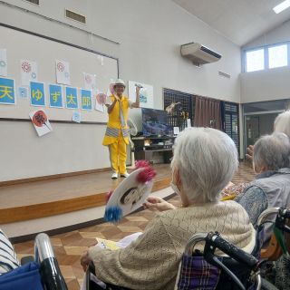 梵天ゆず太郎さん来苑🎵

先日梵天ゆず太郎さんに来ていただきました😍

デイサービスのご利用者様、グループホーム入居者様と一緒に楽しませていただきました🥰

前回来苑していただいてから、ゆず太郎ファンが増加中・・・❤️
今回の来苑で、ますますファンが増加したことは間違いなしっ😂

ゆず太郎さんから
元気とパワーをいただきました🤗

ありがとうございました🥰

＃正恵会＃介護老人福祉施設＃特別養護老人ホーム＃ショートステイ＃梵天ゆず太郎＃元気とパワー