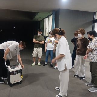 備えは大切！
でも・・・使えるかがもっと大切！！

自然災害はいつ、どこで起こるかわかりません😢
もしもの時に備えて、施設では
自家発電装置が設置されていますが、
その他に、携帯用発電機も備えています！

備えてあっても、どこに保管しているのかわからない💦
使い方がわからない💦
では不十分ですよね😢

8月の勉強会はBCPシミュレーション訓練でした🔦

参加職員みんなで、
携帯用発電機を作動させる訓練を
行いました😊

今後も
もしもの時に慌てないよう、平時に訓練を重ねていこうと思います😌

＃正恵会＃老人介護施設＃ショートステイ＃BCP訓練＃備えておこう ＃使えるかが重要