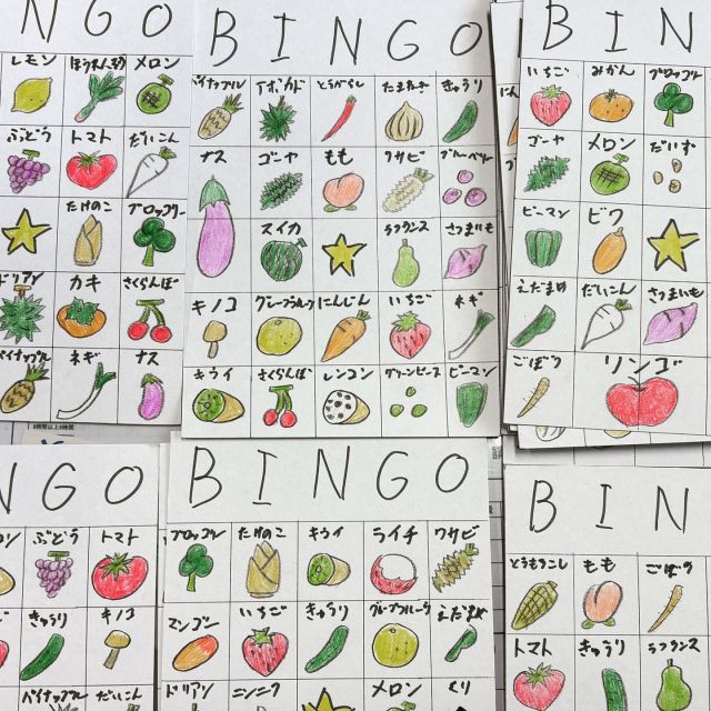 敬老会のイベントは
手作りカードを使ってビンゴゲームをおこないました😊
何と！！57種類の野菜と果物で作ったとの事！！🍓🍇🌽🍆
それぞれ特徴をつかんでとても可愛らしくできています💯
カードを手にして…皆様「かわいい！！」「上手だねぇ…」とても嬉しそうでした♪

敬老会の後はビンゴの景品と共にカードもお持ち帰りいただきました😊
＃社会福祉法人正恵会
＃宝寿苑
＃デイサービスセンター宝寿苑
＃敬老会
＃BINGO
＃手作りカード
＃野菜と果物
＃57種類なんて凄い
＃可愛い
＃見ているだけでも楽しい
＃ありがとう