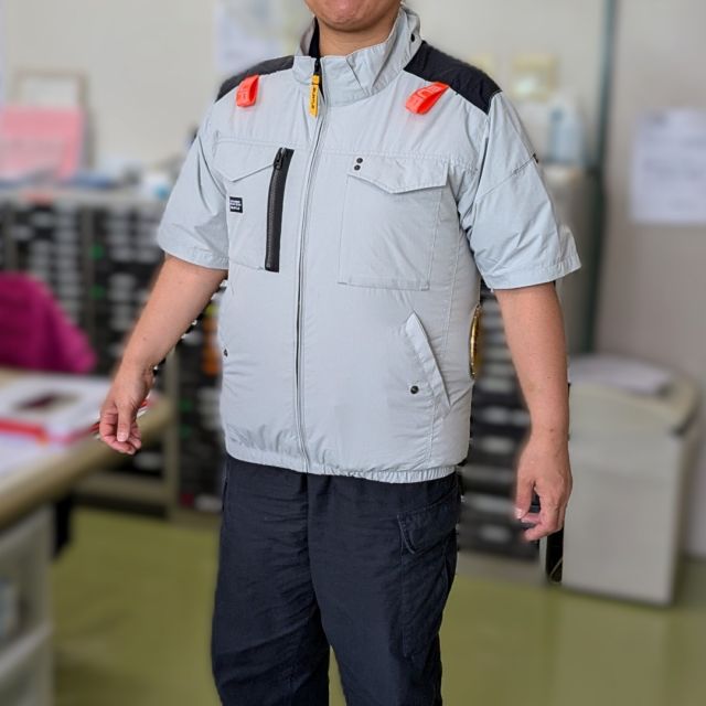 猛暑だったこの夏、我が宝寿苑ヘルパーステーションもついに空調服デビューしました🔰
工事現場の交通誘導員さんが着ていらっしゃるイメージが大きい空調服でしたが、次第に街のあちこちで見かけるようになり、ついに我々の元にも✨
利用者様の事情でどうしてもエアコンを使えないお宅での支援時に着ていますが、これがもう快適で😍
今年６月から始まった職場での熱中症対策義務化も受け今後スタッフの真夏の体調管理はますます重要になって行くと思われるので、空調服のように一見畑違いだけど活用できるグッズ探しも頑張って行きたいと思います😊

#社会福祉法人
#正恵会
#宝寿苑ヘルパーステーション
#訪問介護
#ヘルパー 
#空調服デビュー 
#空調服