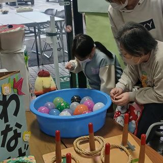 10/11（土）　宝寿苑秋祭り🍇

当日はあいにくの雨・・・😭
ゲームは急遽、玄関の中で行いました。
しかし、皆さん大盛り上がり🎵
玄関中に皆様の笑い声が響き渡るほど😂
バザー会場から出てくるお客様は大荷物の購入品で出てこられる方・・多数😆
模擬店も、「このメニュー全部3つずつください！」と購入してくださる方も多く大盛況でした😍

足元が悪い中にも関わらず、
ご来苑いただいた皆様、本当にありがとうございました😊

＃正恵会＃介護老人福祉施設＃宇都宮市 ＃今年で2回目の＃秋祭り ＃これからも地域に根ざして頑張っていきます