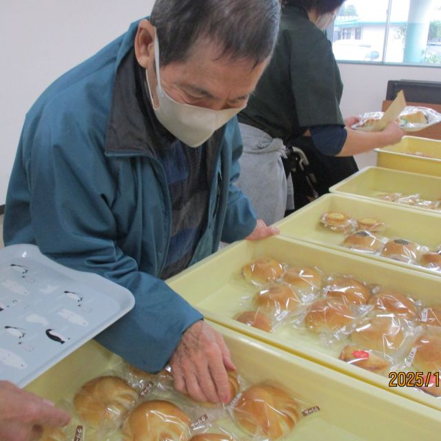 22日（水）に、パンの販売会が行われました!(^^)!
美味しそうなパンがたくさん並んでいて、選ぶことがとても楽しかったです😊

#社会福祉法人正恵会
＃デイサービスセンター 宝寿苑
＃デイサービス
＃宝寿苑デイケア 
＃パン
＃販売会
＃お買物