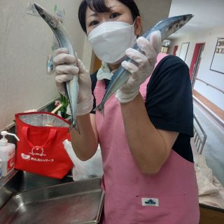 炭火でこんがり！サンマを焼きました😍

秋といえば「さんま」！！
旬のサンマを焼きました🥰

ご利用者様の状態にあわせて、
皆のお口に入るように🎵
細かく刻む方には、細かく身をほぐして提供！！
骨取りさんまも用意して
頭から贅沢にガブリっ😮

秋を感じて頂くことが
できました👏

特養では
旬のもの、旬の食材を五感で
感じていただくことを大切にしています♡

＃正恵会＃特養＃介護老人福祉施設 
＃季節感のある暮らし ＃サンマを焼きました