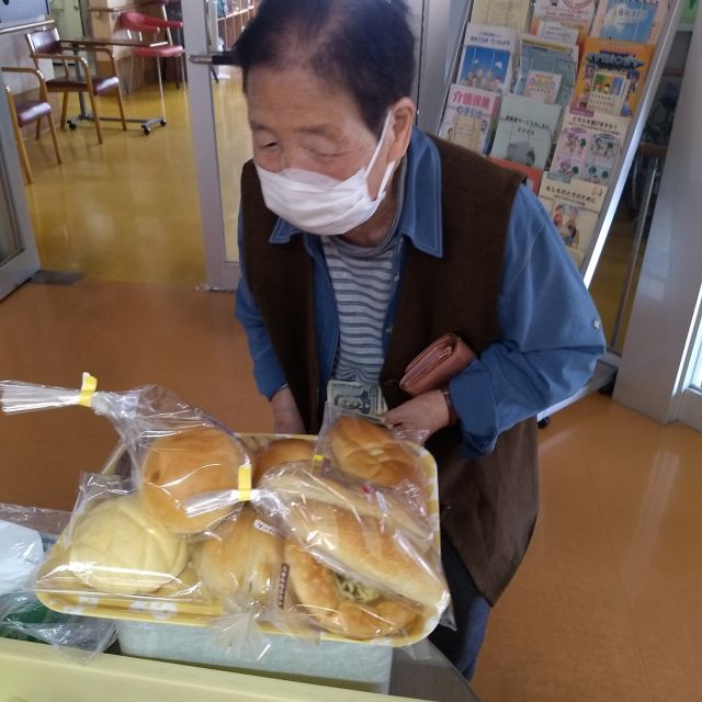 10月29日　
社会福祉法人恵友会ひびき様から　
パンの販売に来ていただきました
たくさんパンを購入できました😊

次回は11月21日の予定です
ひびき様　またよろしくお願いします

#上河内デイサービスセンター
#社会福祉法人恵友会ひびき
#パン販売
#社会福祉法人正恵会
#デイサービスで買い物
#買い物 
#宇都宮市