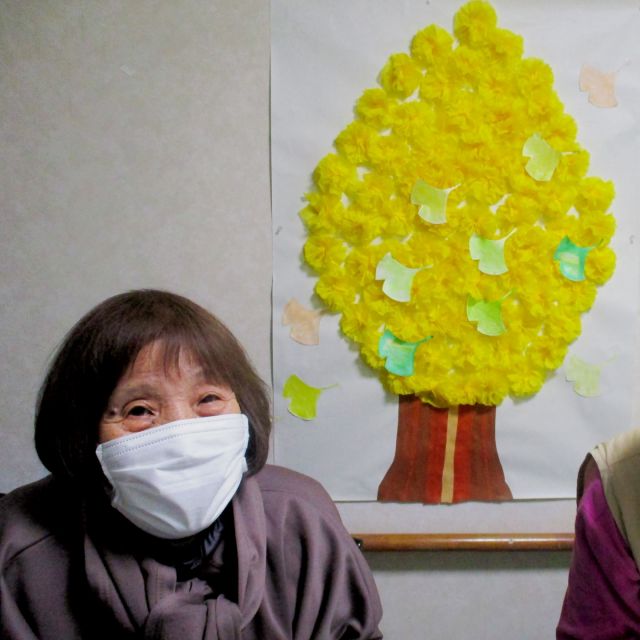 空気が冷たくなり街路樹も色付いて、すっかり秋の深まりを感じますね🍂
デイサービスセンター宝寿苑でも大イチョウが鮮やかです。

何を作っているのかは内緒にしたまま作業をお願いしたので、完成されたものに「あら！いちょうだったの！」「お花だと思ってた！」と驚きの表情😮
とっても立派な大いちょうですよ！

＃デイサービスセンター宝寿苑
＃社会福祉法人正恵会
＃デイサービス
＃利用者様作品
＃いちょう
＃他施設様の作品をパク
＃いや参考にさせていただきました