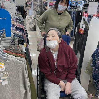 お買い物👜

「誕生日だし買い物に行きたい！」
という事で外出😍

セルフレジも初体験🎵

洋服やお菓子をたくさん購入し
大満足の誕生日になったようです🥰

#正恵会#介護老人福祉施設#特養#特別養護老人ホーム#介護福祉士 #外出#お買い物day #セルフレジ初体験