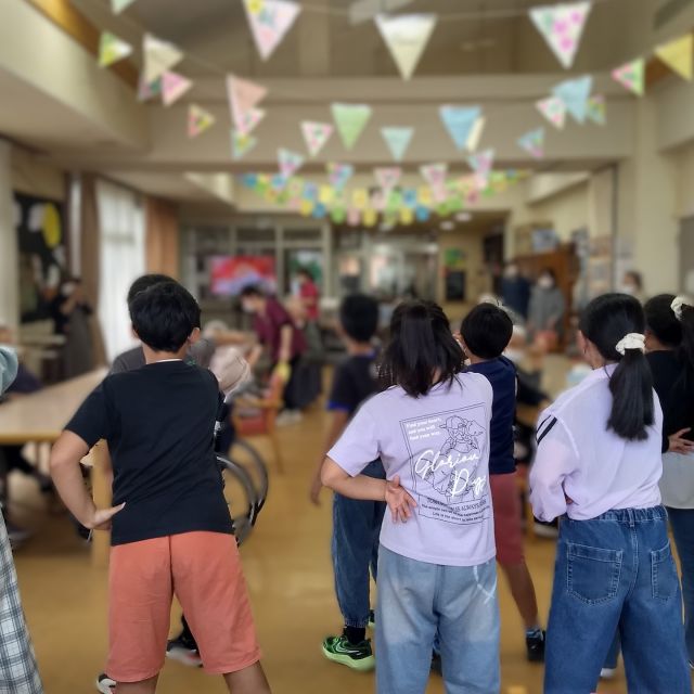 11月14日　上河内東小学校4年生の
皆さまが訪問してくれました

歌やダンスの披露、ご利用者様との合唱やいちごの苗植え、デイサービスで育てた大根の収穫など、楽しい時間を過ごすことができました
最後には素敵なプレゼントもいただきました
ありがとうございました
いちごが成ったらまた来てくださいね

#上河内デイサービスセンター
#上河内東小学校
#社会福祉法人正恵会
#いちご苗植え
#いちごプランター栽培
#大根収穫