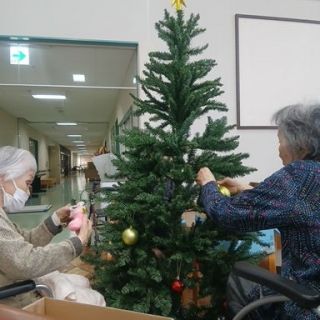 皆でクリスマスツリーの飾りつけ 😍

「今年もあと一か月ね💦」
「また歳取っちゃう💦」
「サンタさんは何歳だろう？🤣」

なんて
たわいもない会話をしながら
飾りつけ🥰

いくつになっても
クリスマスはウキウキするもの
ですね😂

＃正恵会#介護老人福祉施設#特養#ショートステイ#介護福祉士#クリスマスツリー #日々の暮らし #季節を楽しむ暮らし #12月に入りました #サンタさん来るかな