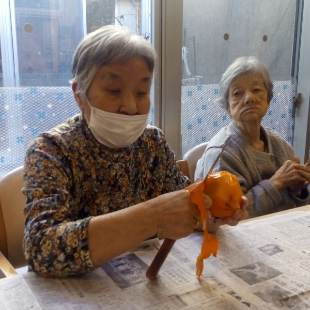 本日は秋の味覚柿を使って、皆さんで干し柿作りをしました。
主婦や主夫をしていた方もいて綺麗に柿を剥いていました。
出来上がりが楽しみですね!!
#社会福祉法人
#うつのみや 
#グループホーム
＃干し柿 
＃がんばりました