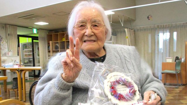 利用者様のお誕生会🎂🎉
何と！！
102歳になられました！！
皆でバースデーソングを歌い
利用者様達からお祝いの言葉をいただき
バースデーカードとプレゼントをお渡ししました💐
とても素敵なお誕生会でした🥰
＃社会福祉法人正恵会
＃デイサービスセンター宝寿苑
＃デイサービス
＃誕生会
＃皆でお祝い
＃記念撮影
＃おめでとうございます
＃これからもお元気で
＃感謝