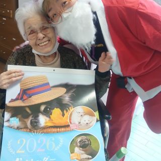 クリスマス会😊

今年も無事にサンタクロースがやってきました🎅
プレゼントは
恒例のカレンダー🥰

「どれがいいかな」と選んでいただき
ました😍
これで新年を迎える準備は万端です！

#正恵会 #特養 #ショートステイ #介護老人福祉施設 #クリスマス会 #サンタ登場 #トナカイさんもいるよ #レクリエーション