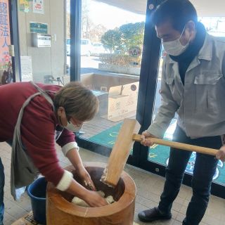 12/26　もちつきを行いました✨

この日は、とっても風が強く、外でのもちつきは断念・・・💦
もち米を蒸かす
ガス火が消えないように、段ボールで囲いを作り、
無事にもち米を蒸かすことができました😂

さて、今回は玄関の中でもちつき開始です！！
続々と入居者様、ご利用者様が集まり、職員と一緒にもちつきを行うことができました😊

鏡餅も作って、
新年を迎える準備は完了です💡

皆様、今年も大変お世話になりました。
また来年もどうぞよろしくお願い致します🎍

#正恵会 #特養 #ショートステイ #介護老人福祉施設#介護福祉士#もちつき #年末イベント #和やかに楽しく #鏡餅