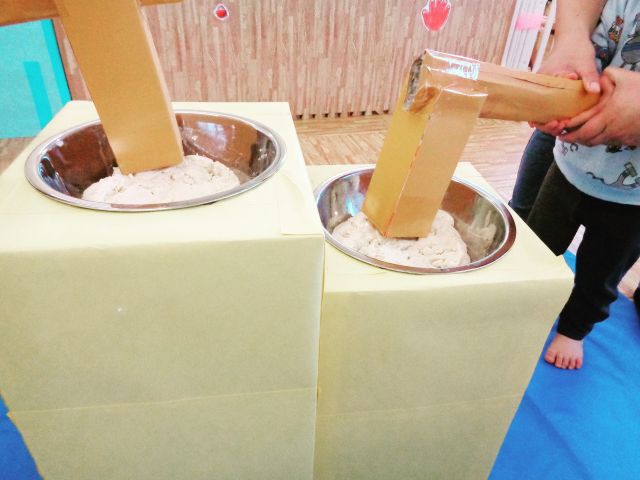 「お正月の集い」で餅つきをしました🎍小麦粉で小麦粘土を作り餅に見立て、臼と杵は段ボールで作った物でお子さま達と餅つきの雰囲気を味わいました😊

ついたお餅(小麦粘土)は丸めたり、クッキー型で形を作ったりして楽しみました❤️

#グッドチャイルド保育園　
#グッドチャイルド　#保育園
#宇都宮　#宇都宮保育園
#保育園製作　#園児募集　
#保育園探し
#保育園見学受付中
#保育園受け入れ状況
#子育てサロン
#保育園行事