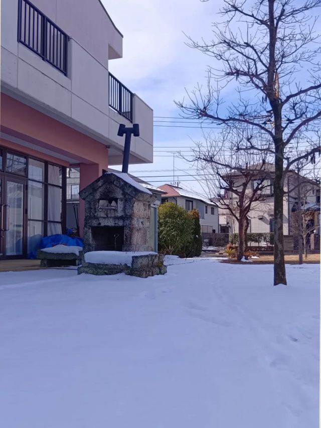 先日の雪❄
ようやく溶け始めました。

週明けには駐車場が凍結していたので何往復もしてお湯をかけたりなんだり。

かわいい雪だるまも！☃️
宇都宮ではたまにしか積もらない雪を楽しみました♪

#正恵会
#特別養護老人ホームホームタウンほそや 
#ホームタウンほそや
#ホームタウン細谷
#雪