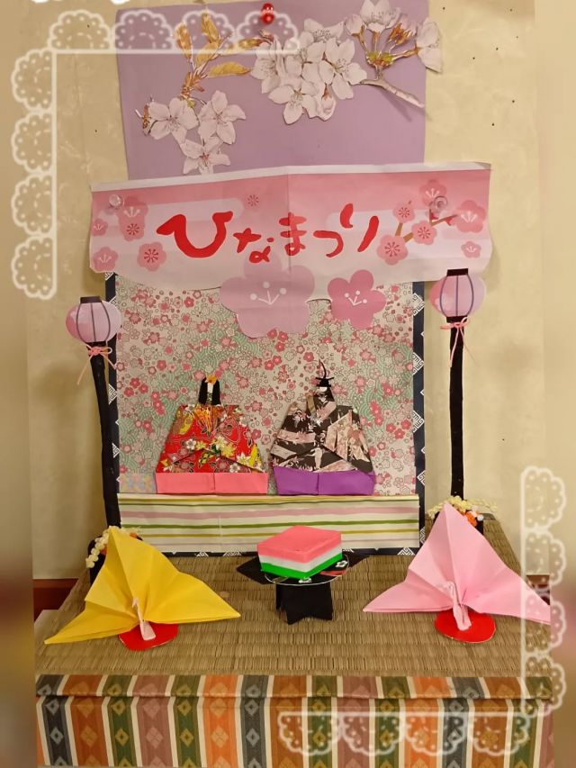 「ひな祭りの飾りができたから見に来てください！」

と入居者様にお声がけいただき、さっそく見に行くと素敵な作品が出来上がっていました👏🏻

この方の作品の素晴らしは、折り紙やおやつで出たお菓子の紙、広告など身近なもので作るところです✨

「ボケ防止😆」
とのことですが、レベルが高すぎです🤣

「1つ持って行って！」と言ってくださったので事務所前に飾らせていただいています♪

#正恵会
#特別養護老人ホームホームタウンほそや
#ホームタウンほそや
#ホームタウン細谷
#ひな祭り