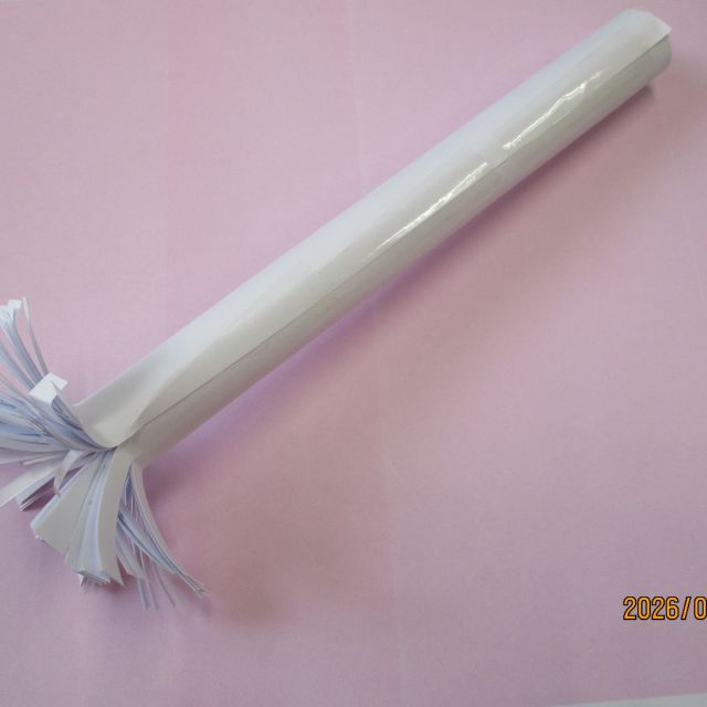 Spring has come

春が来た～😀
とは言えない、むしろ冬に逆戻りの本日。
ミモザのリース飾り絵を作りました。

道具は１枚目の写真、不要なプリント紙で作った筆？です。
ポンポンとリズミカルにスタンプして、あっという間に完成！
柔らかい春のイメージが表現されました。

本当の春が待ち遠しいですね🌸

＃社会福祉法人正恵会
＃デイサービスセンター宝寿苑
＃ミモザ
＃誰ですか宝寿苑じゃないみたいなんて言ってる人は