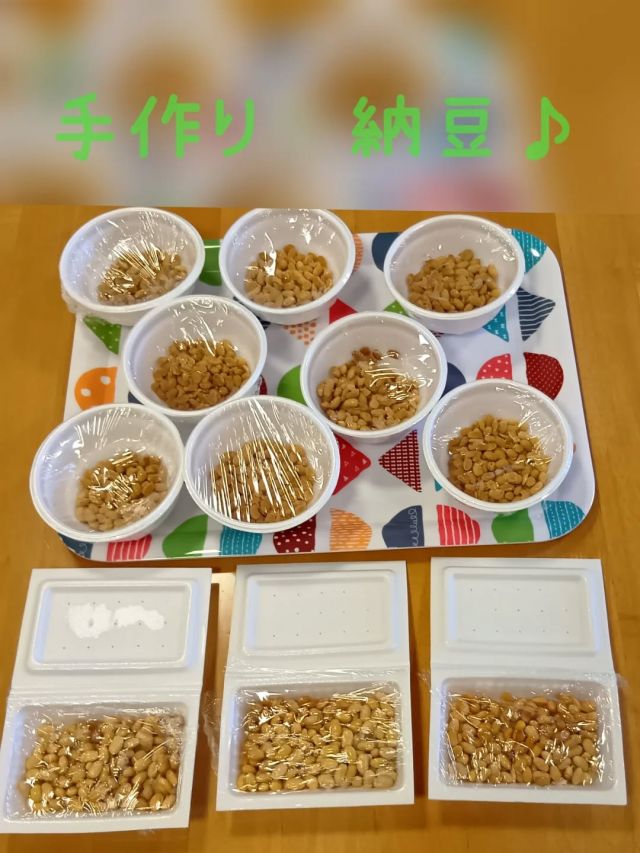木洩れ日ユニットで納豆を作りました！👏🏻👏🏻

水で浸して、圧力鍋で煮て、
納豆菌を混ぜて、発酵させて。。。

3日間かけて作った
Japanese　Seoulfood　Natto！！🍚🥢

皆で協力して作った納豆🙌🏻
とてもおいしくできました✨️✨️

#正恵会
#特別養護老人ホームホームタウンほそや
#ホームタウンほそや
#ホームタウン細谷
#手作り納豆
#納豆